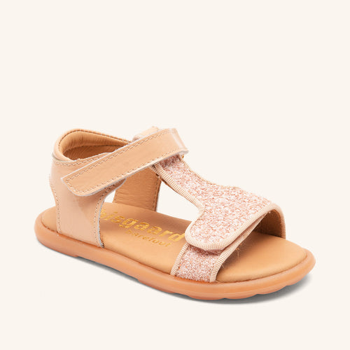 bisgaard barefoot vilde nude